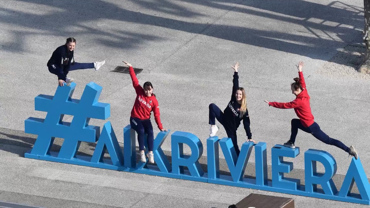 Quatre personnes autour de l’installation Aix Riviera au Grand Port d’Aix-les-Bains