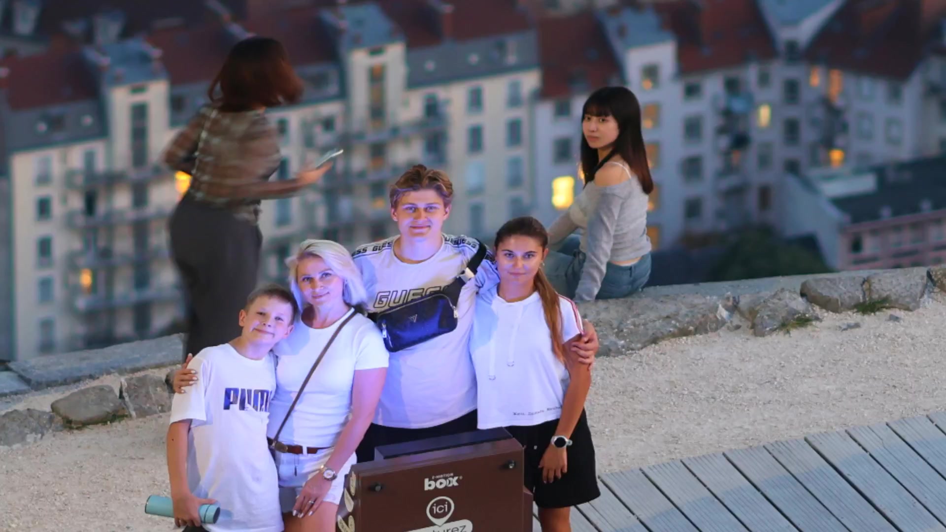 Des visiteurs à la Bastille de Grenoble au crépuscule