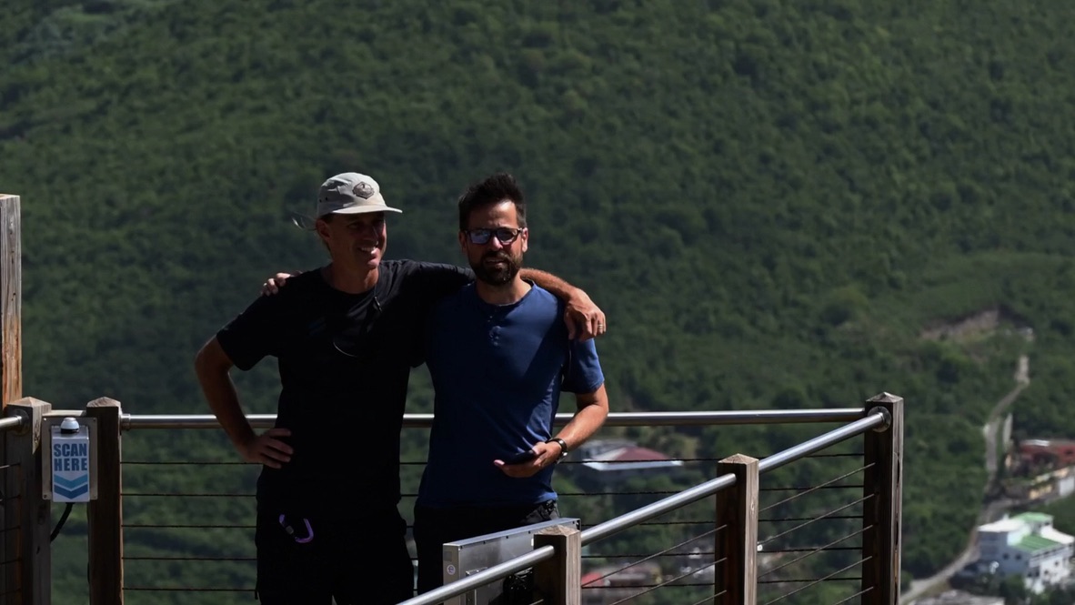 Deux visiteurs sur une terrasse à Saint-Martin