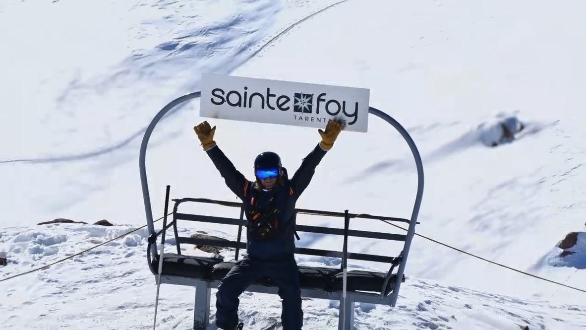 Un skieur sous le panneau Sainte-Foy-Tarentaise